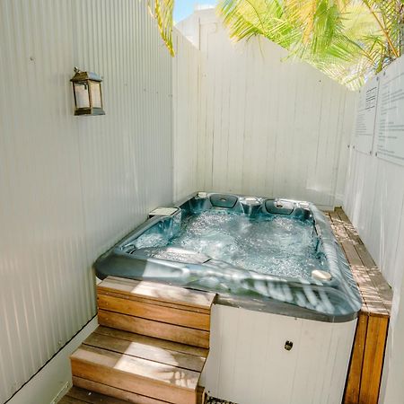 Private Outdoor Spa, Fire Pit, Cinema Room - The Cottage Coolum Beach Exterior photo