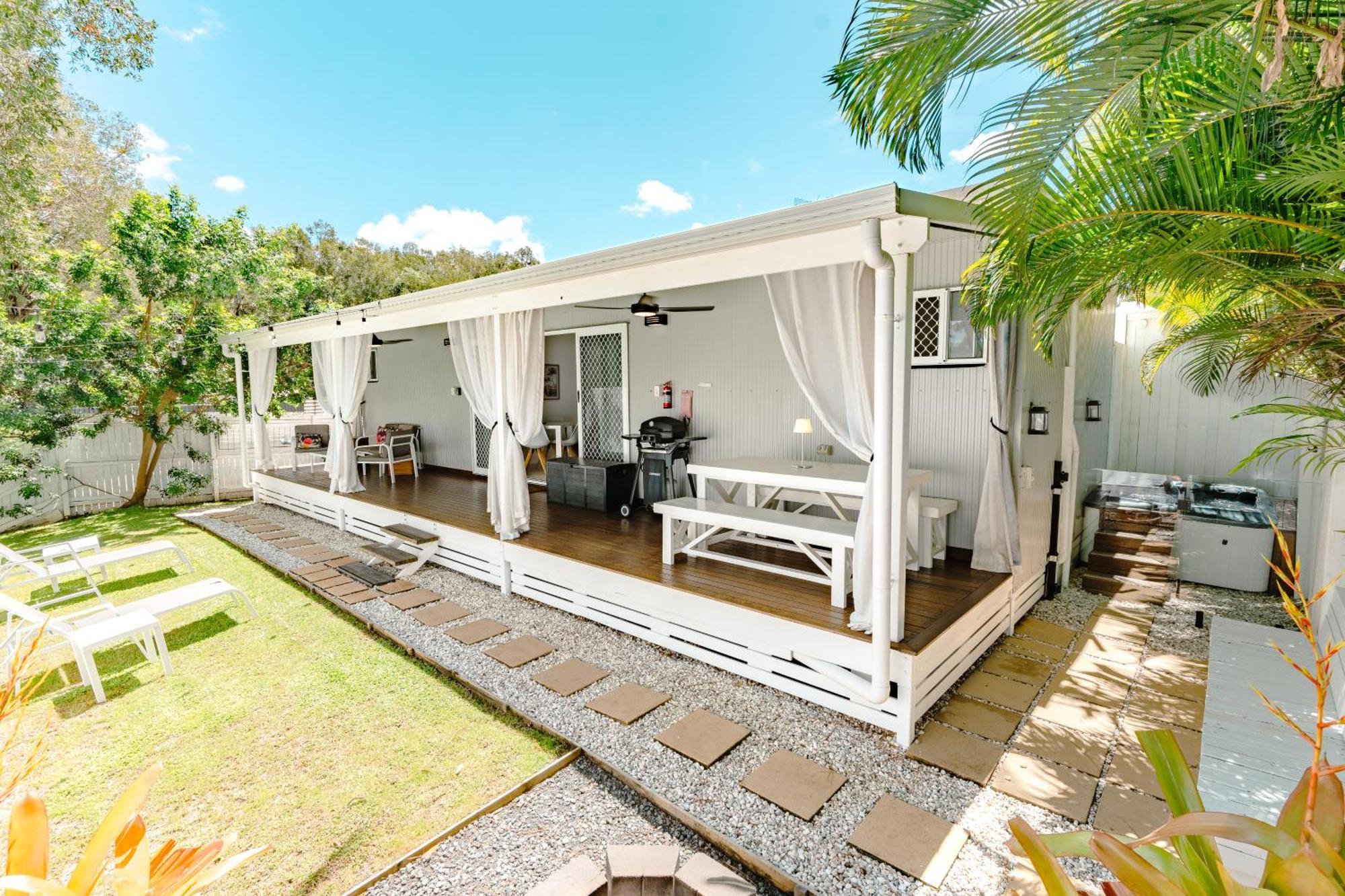 Private Outdoor Spa, Fire Pit, Cinema Room - The Cottage Coolum Beach Exterior photo